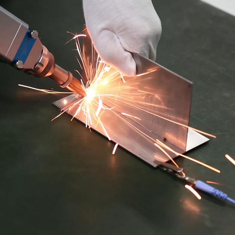 激光焊接機(jī) 激光焊接機(jī)